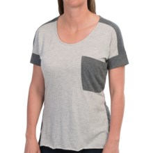 66%OFF レディースカジュアルシャツ ツートンカラーのTシャツ - （女性用）半袖 Two-Tone T-Shirt - Short Sleeve (For Women)画像